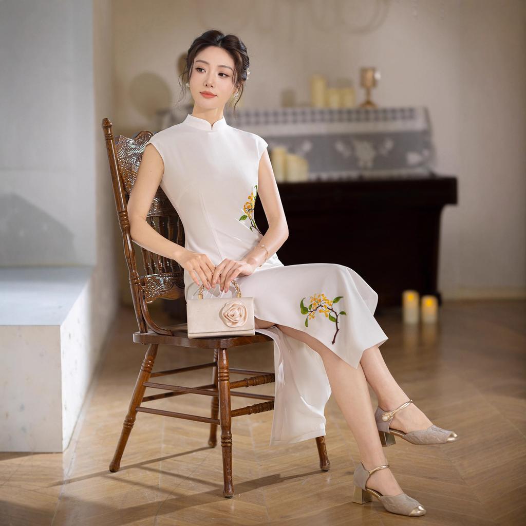 1011 spring and summer new white embroidered cheongsam women's high-end literary and retro new Chinese sleeveless daily young models
