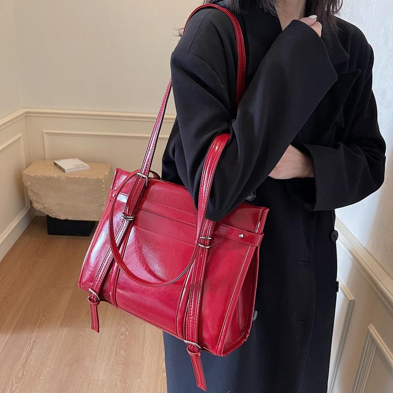 

Нишевая сумка-рюкзак высокого класса женская 2025 новая модная универсальная сумка-тоут простая большая вместительная красная сумка 33*13*26 бордовый