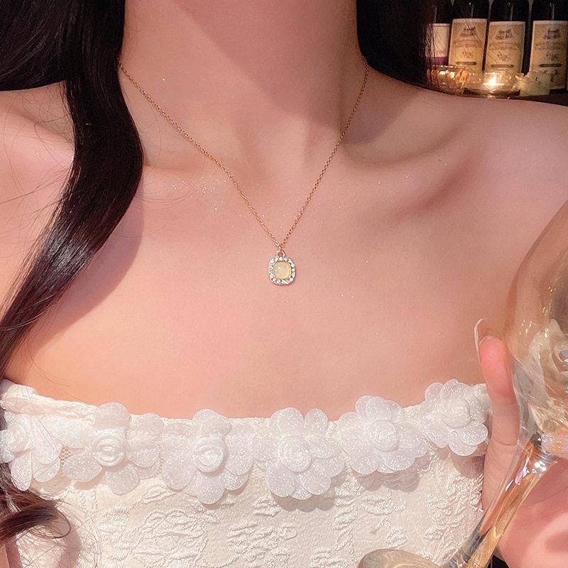 Elegant Pearl Necklace: Trendy, High-End Titanium Steel Clavicle Chain for Women