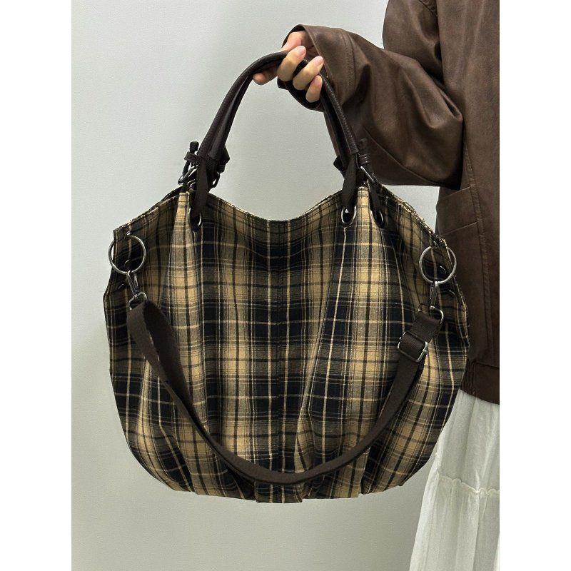 Tote Bag with Large Capacity and Multiple Pockets, for Commuting, with A Single Shoulder Strap and A Slanted Design.