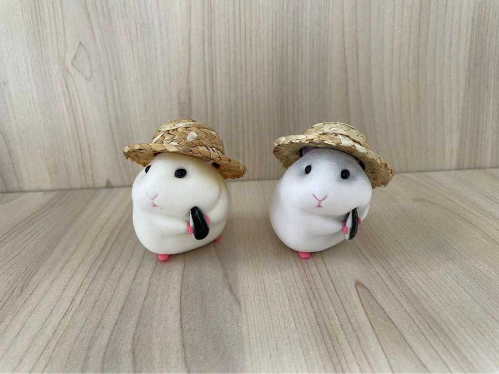 Peluche Criceto Scatola Cieca - Carino Ornamento per Auto con Cappello di Paglia
