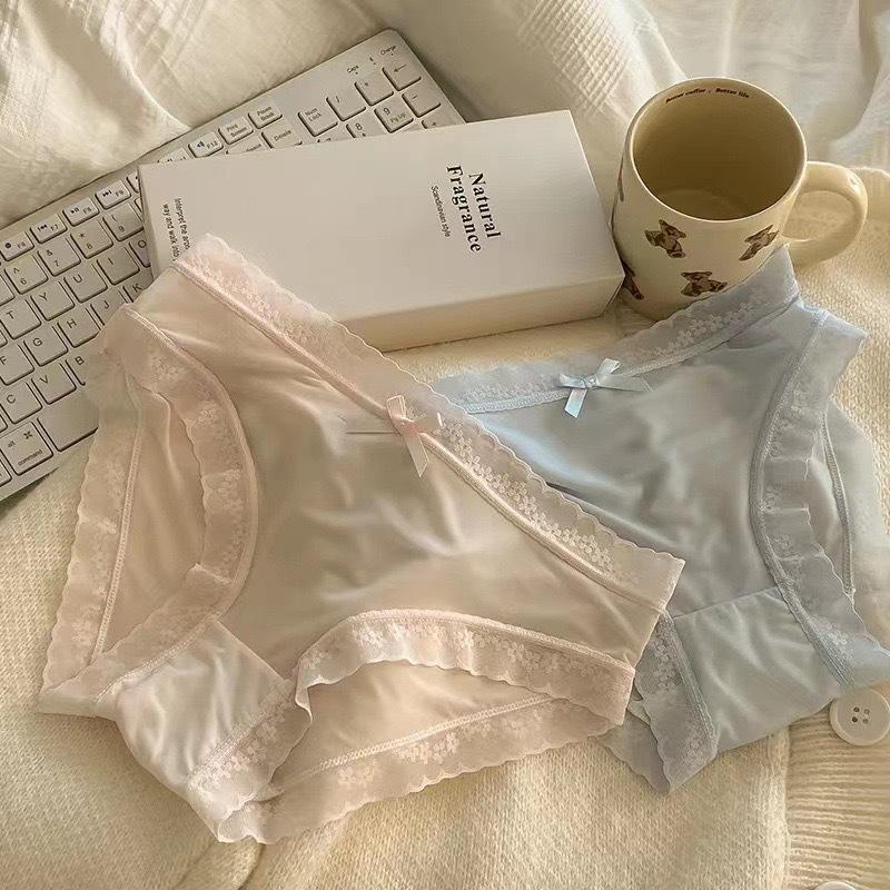 "Cream Girl" Rumpmaskbyxor: Trosor i is-silke med medelhög midja och snabbtorkande funktion, med spetskant för vår/sommar.