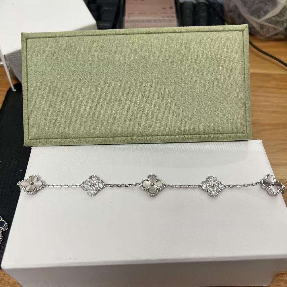 Vierblättriges Klee- und Fünfblüten-Armband mit rotem Achaten - Ein Geschenk für deine Freundin