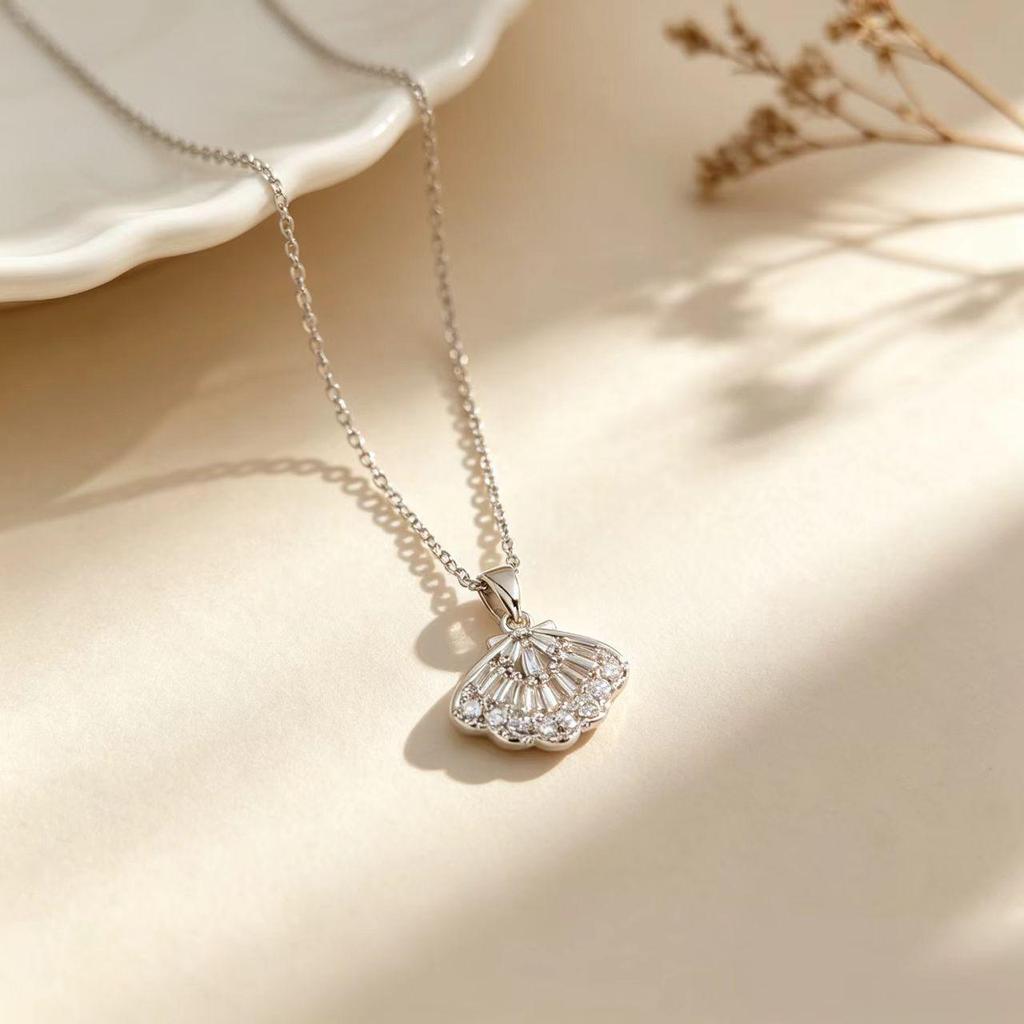 Elegant Zircon-Inlaid Fan Necklace: Luxury Women’s Versatile Clavicle Chain