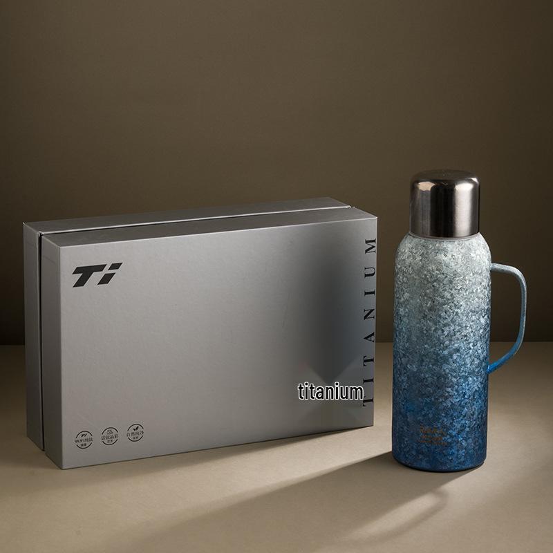 Large Capacity Pure Titanium Thermos Mug with Magnetic Suction Lid and Temperature Display