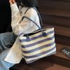 Neue Umhängetasche gestreift kontrastfarbig fließend modisch gewebte Tragetasche große Kapazität Stroh gewebt tragbare Tragetasche