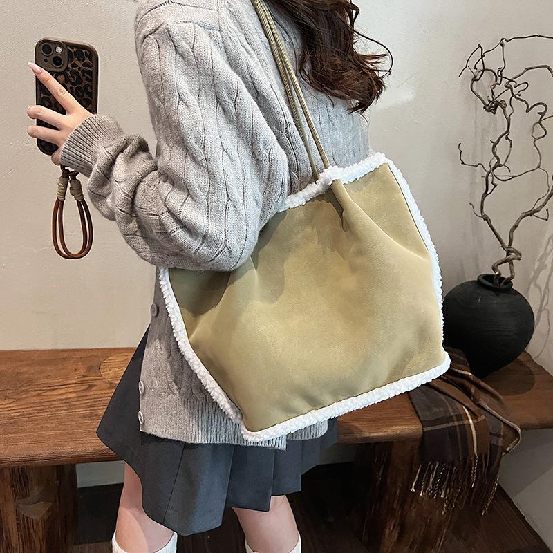 Commuter temperament Large capacity lamb wool retro vegetable basket New autumn and winter splicing plush shoulder underarm women's bag