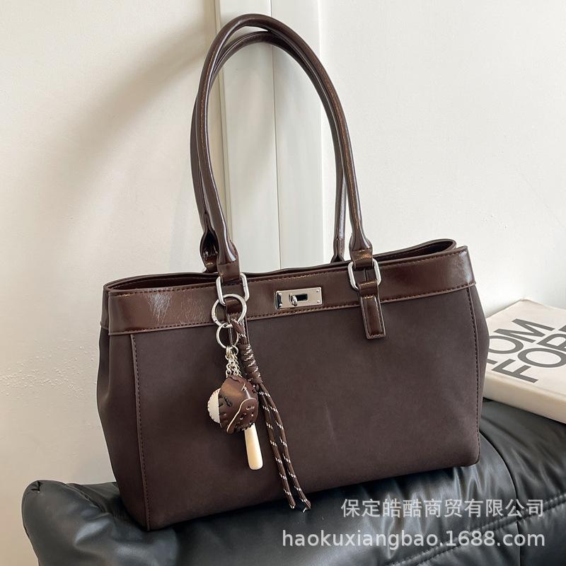 Large-capacity Commuter Tote Bag Women's 2025 New Autumn and Winter Retro Shoulder Bag Retro Going Out Hand Bag