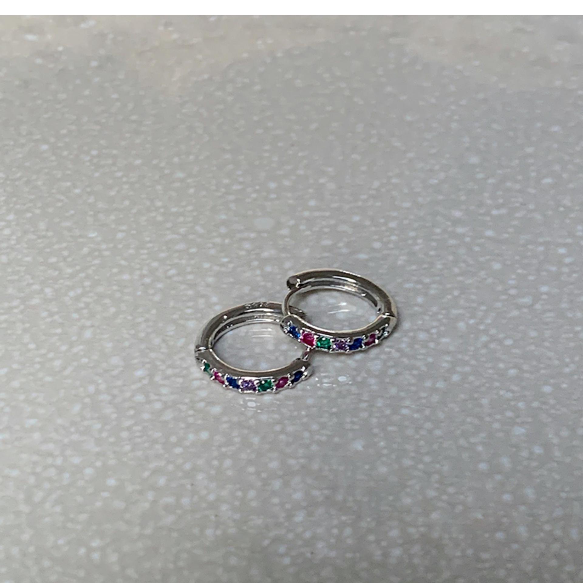 

Корейские серьги-пусеты с цирконами контрастных цветов Радуга : Уникальный и стильный