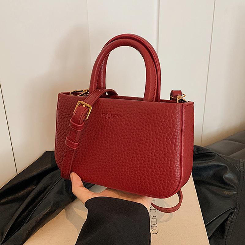 Темпераментная красная свадебная сумочка с текстурой личи — фото 5