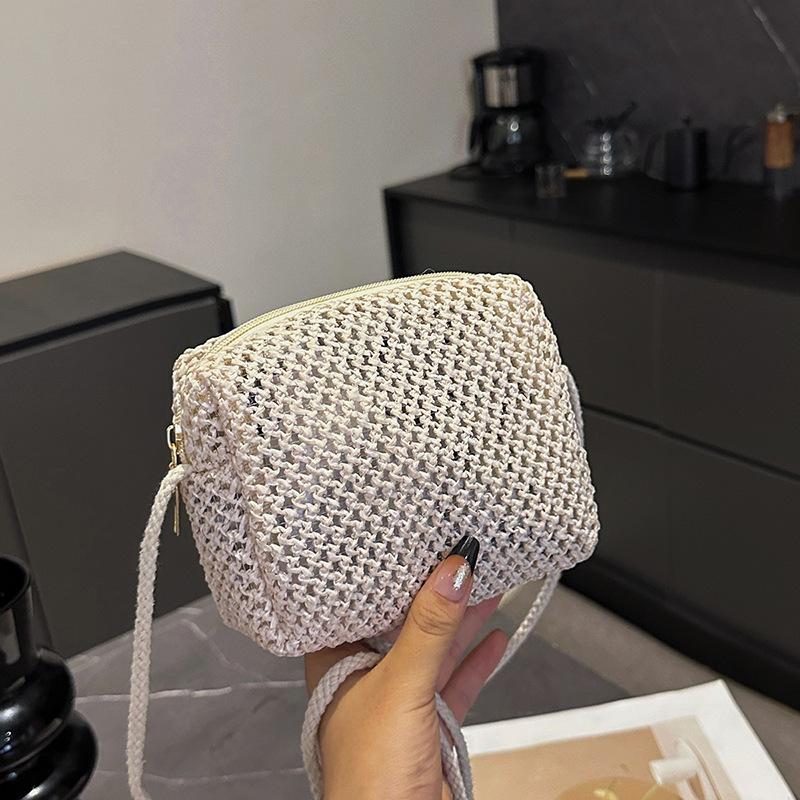 

Summer woven small bag women s 2025 new fashion trend chain messenger bag simple casual straw woven small square bag