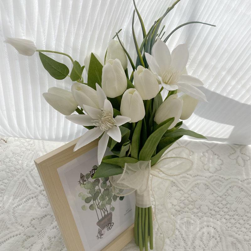 Hochzeitsstrauß im koreanischen Stil: Künstliche Tulpenblumen für die Braut, Ideal für Hochzeitsdekoration & Fotos.