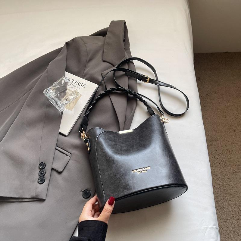 Premium sense hand bag women's 2025 new trendy fashion going out shoulder bag casual messenger bucket bag