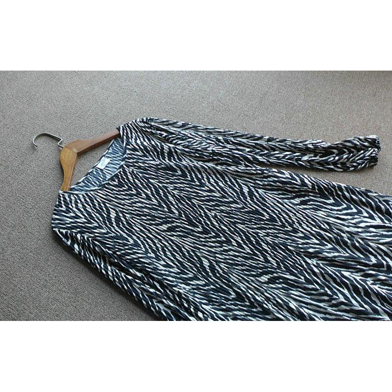 

2 Pieces of Hot! European, American and French Style Beautiful Organ Pleat Slimming Retro Dress Female Large Sizes Availiable Zebra Pattern S defects