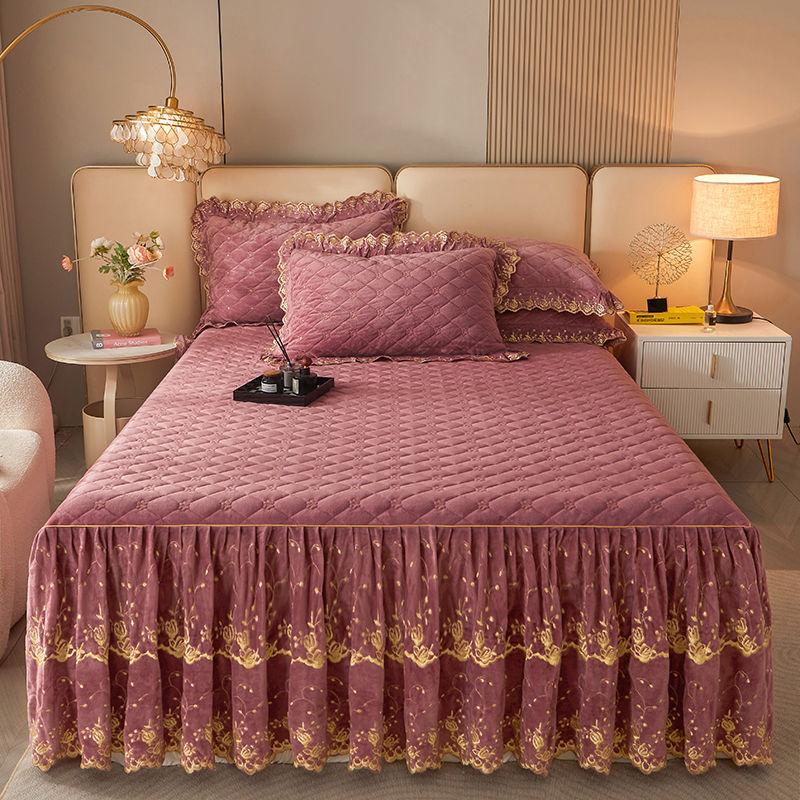 Zeitgenössisches gestepptes Karomuster-Spitzen-Bettrock-Set mit Kissenbezügen - 3-teilig, weiches, bequemes, atmungsaktives einfarbiges Design für das Schlafzimmer