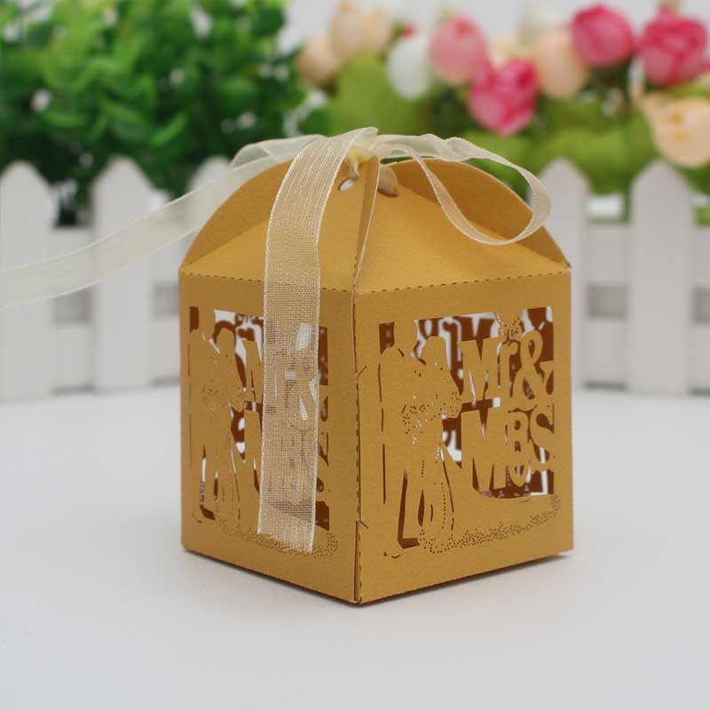 30 50 STÜCKE/llot Laser Cut Braut Bräutigam Hochzeit Süßigkeiten Pralinenschachtel Gäste Geschenkboxen Papierverpackung Babyparty Schokoladenkeksschachtel
