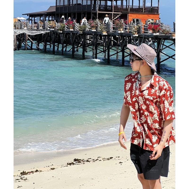 Men's Summer Casual Short Sleeve Shirts Red Leaf Print Lapel Button Down Loose Fit Breathable Hawaiian Beach Streetwear Tops