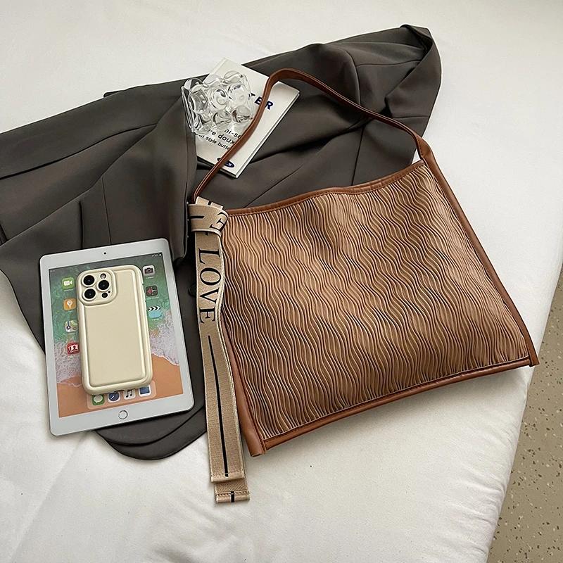 Single Shoulder Armpit Bag for Women  Soft Bucket Bag  Large Capacity  Leisure Traveler  New  Autumn and Winter