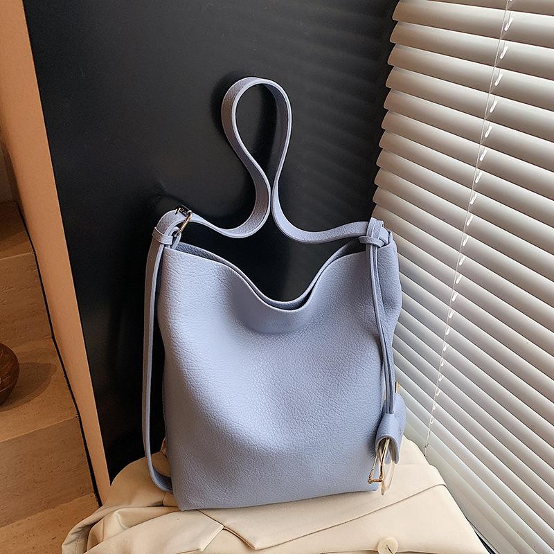 

Сумка женская весна 2025 новая модная простая ретро повседневная на плечо текстурная популярная сумка-ведро синий