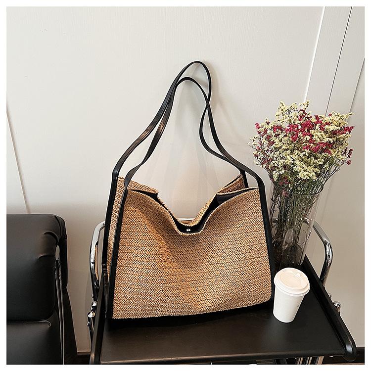 

Контрастная соломенная плетеная сумка большой вместимости женская 2025 лето новая плетеная сумка повседневный зарубежный стиль популярная наплечная сумка-тоут хаки