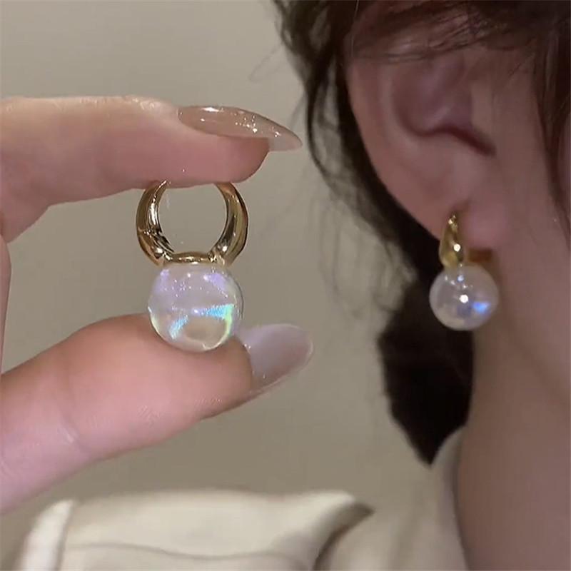 Boucles d'oreilles tendance haut de gamme en argent, cristal et perle 2023: Déclaration Exquise, Luxe Léger pour Femmes