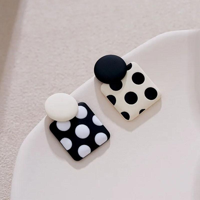 Korean Fashion Sweet Design Black /White Cute Square Polka Dot Stud Earrings for Women's Simple Unique Temperament Party Gifts