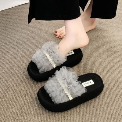 Kleine muffins met dikke zolen en hoogteverhogende coole slippers Dames 2025 zomer nieuw effen kleur zoet lichte luxe one-word slippers