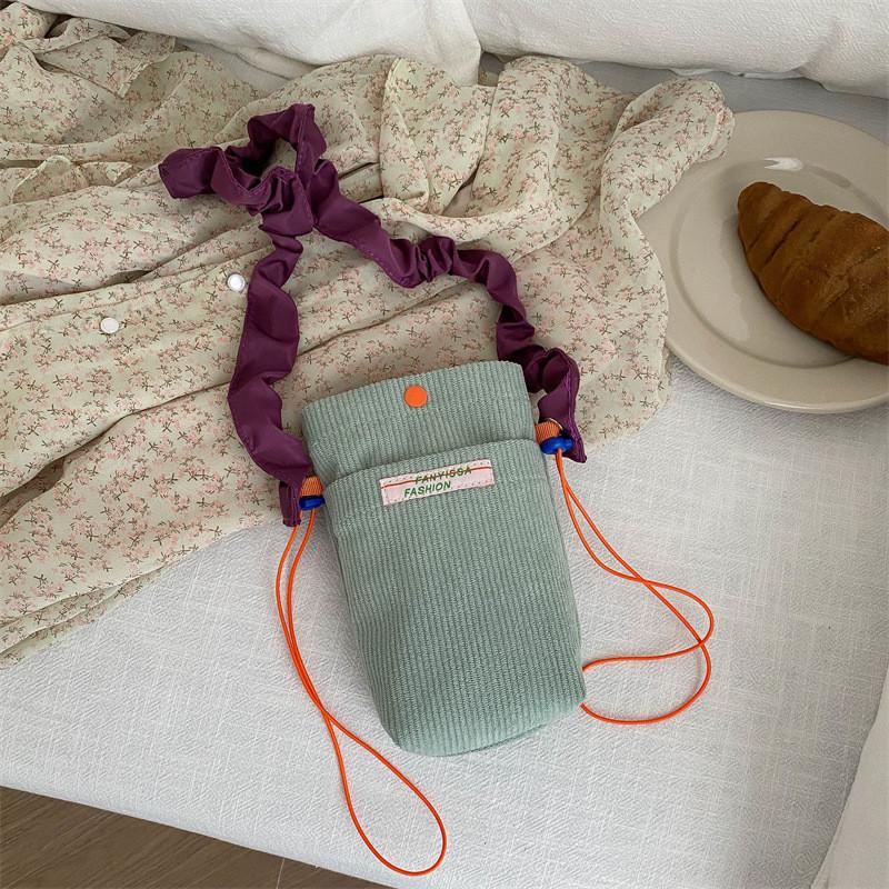 

Elegant Gray Vertical Square Phone Pouch With Chic Stitching For Fashion Lovers світло-зелений колір