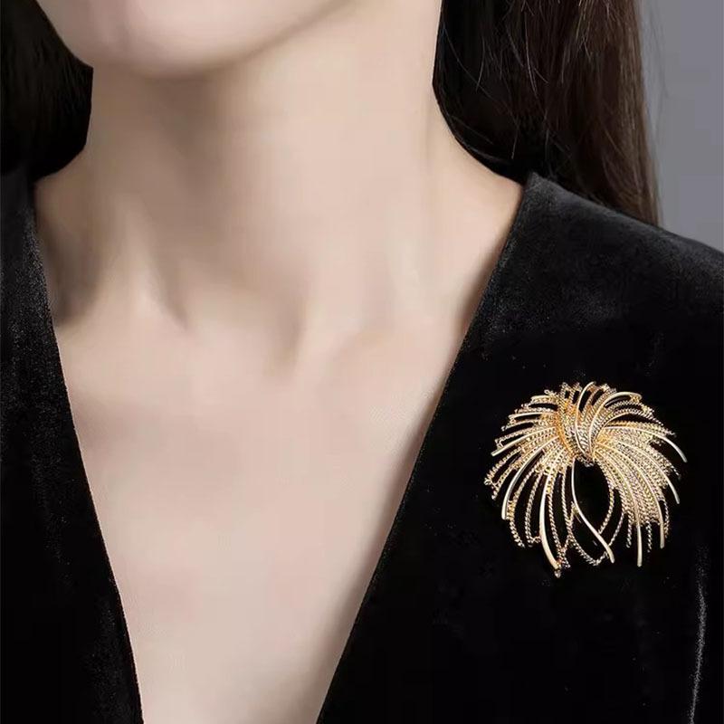 Golden Fireworks Medieval Brooch High-end Women's Exquisite Atmospheric Brooch Niche Design Sense Personality Pin Suit Accessories