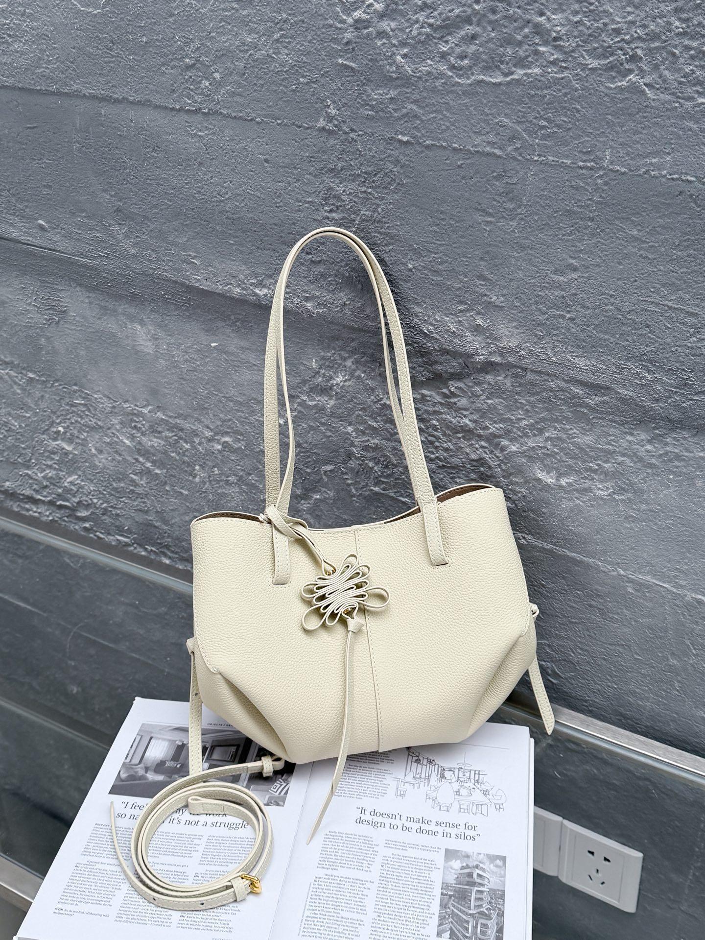

First-layer cowhide bag, new niche design deformable shoulder bag, large-capacity commuter handbag 43*19*10cm білий