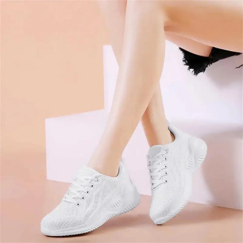Super Lightweight Super Big Size Shoes Wide Vulcanize Women's Stylish Tennis Sneakers Ladies 2025 White Sport Outings