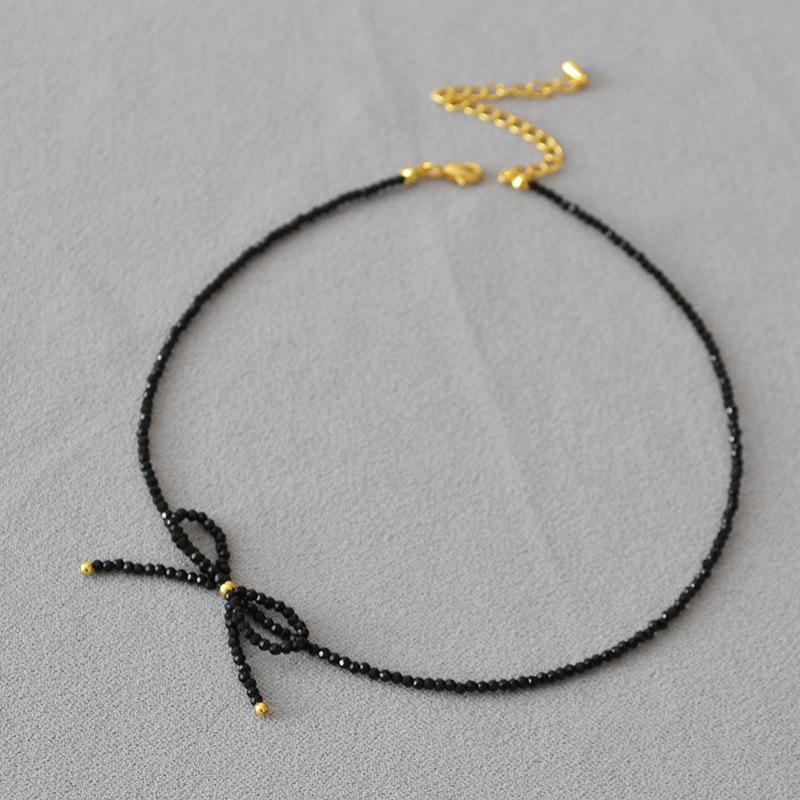 Japanese and Korean niche simple and delicate black pointed crystal bow handmade beaded elegant temperament short necklace choker