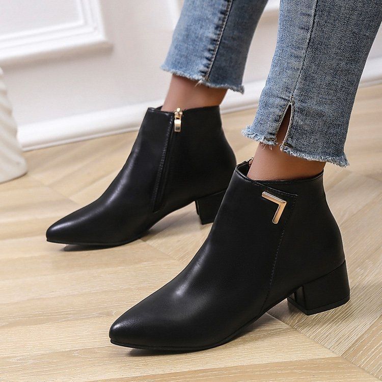 Niche comfortable and versatile fashionable women's short boots 2025 autumn and winter new Martin boots slim casual pointed short boots