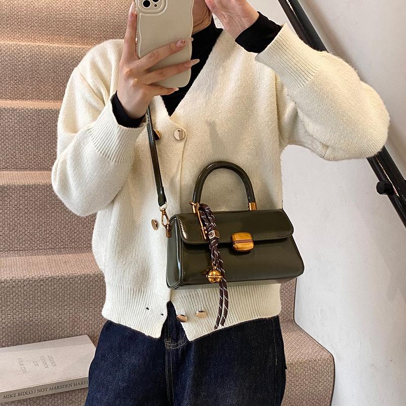 

Premium retro underarm small square bag 2025 autumn and winter new fashionable versatile tofu bag women s shoulder messenger bag 22*8*13 зелёный