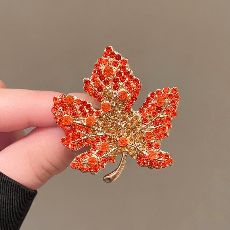 Red Maple Leaf Women's Brooches Fulll Rhinestone Green Leaf Metal Pins for Women Luxury Brooch Clothing Accessories new