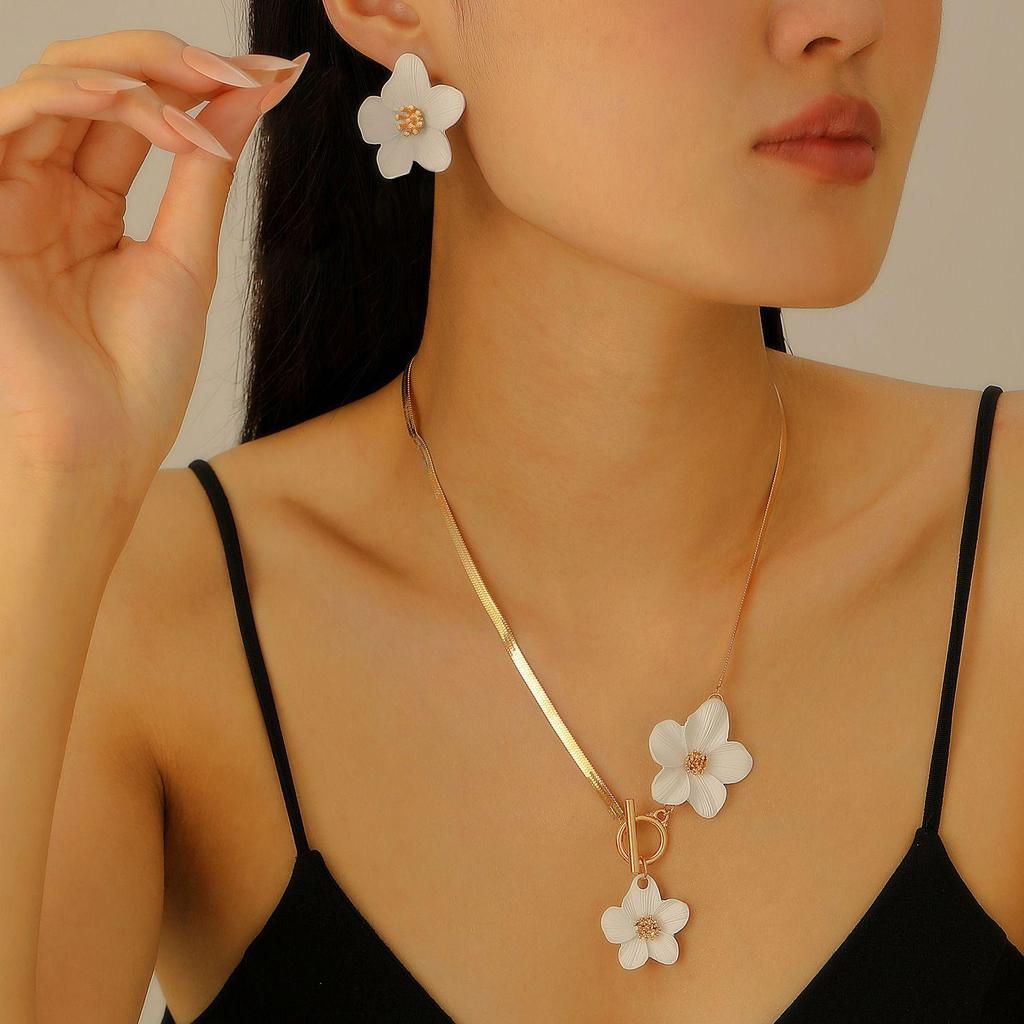 Elegant Alloy Flower Pendant Necklace and Earrings Set for Women - Fashionable, High-End, and Versatile.