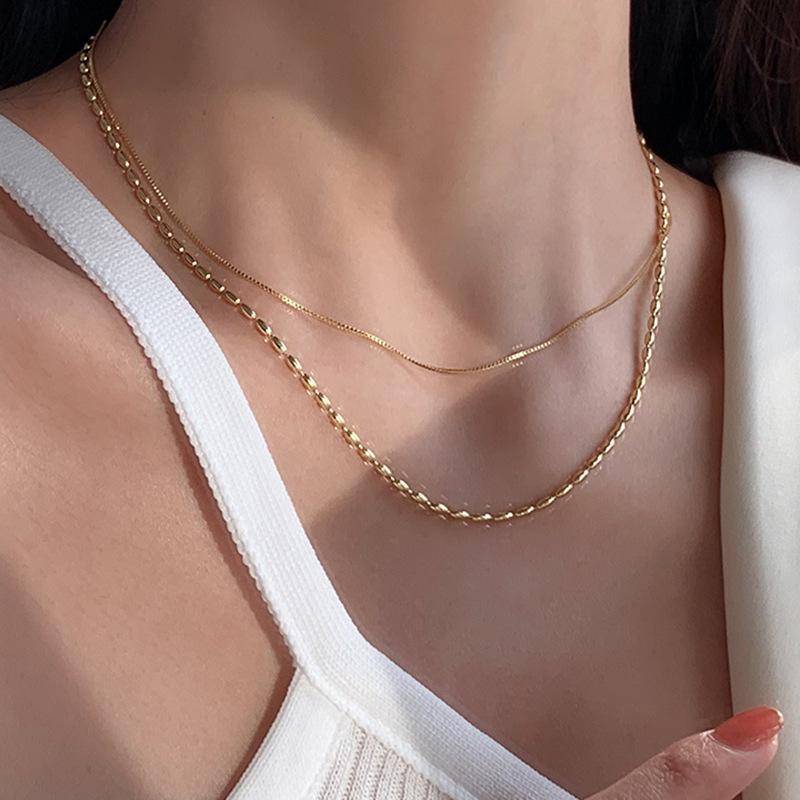 

European and American rice necklaces are stacked and worn with multi-layer plain chains. European and American tide light luxury collarbone