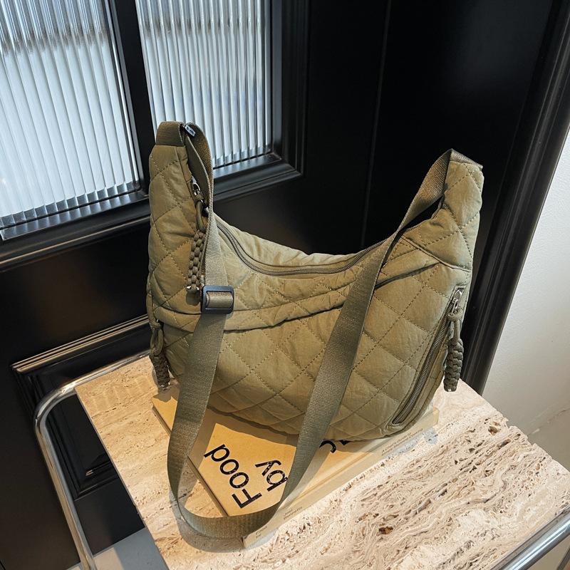 Large-capacity Casual Bag Women's New Versatile Simple Messenger Bag Diamond Class Commuter Dumpling Bag