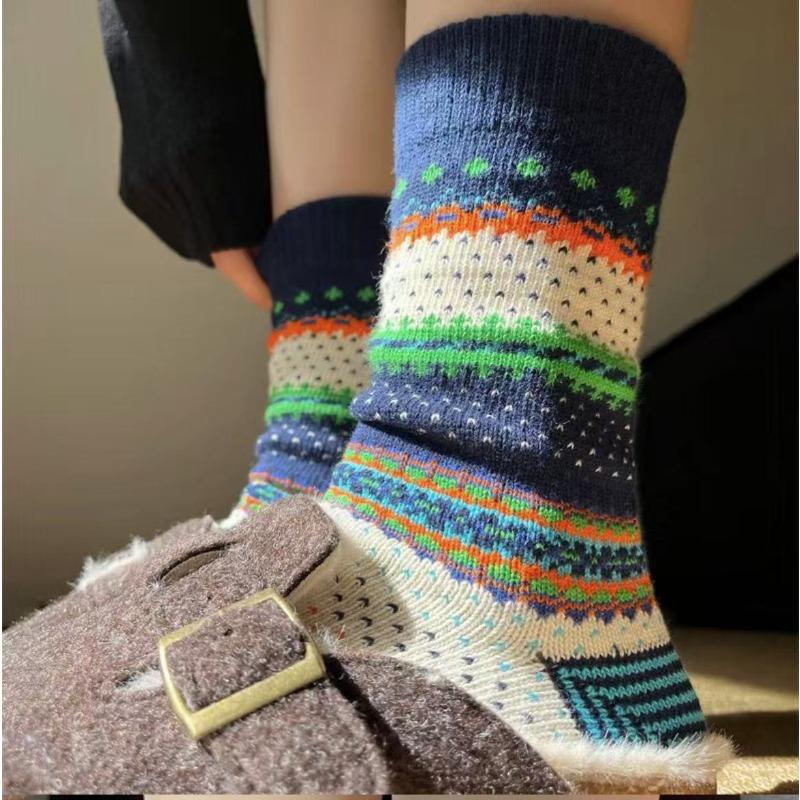 Spring, Autumn and Winter Women's Socks Sports Ethnic Style Pile Pile Socks Colorful Super Breathable Retro Mid-calf Socks