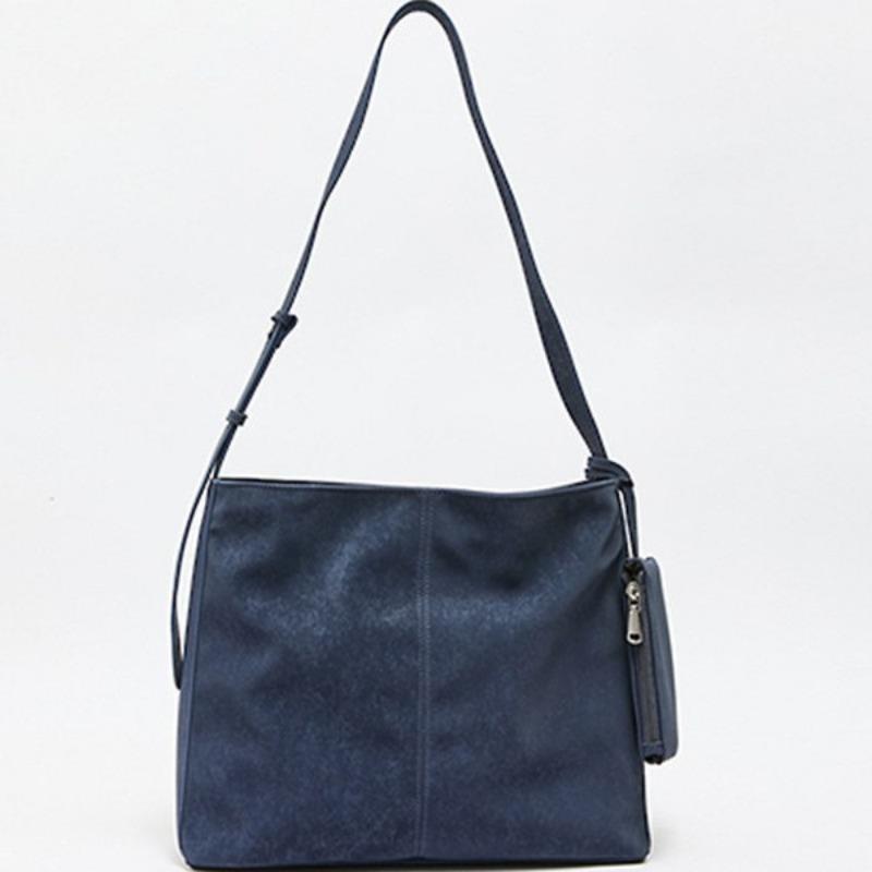 A Large-capacity Fashionable Tote Bag for Spring and Summer A Trendy Off-the-shoulder Bag for Commuting To Work