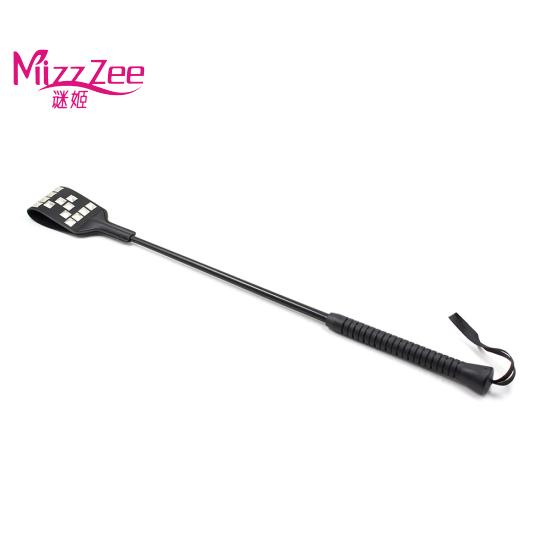Mizz Zee Long Paar teilt Sexspielzeuge mit Griffen aus Kunstleder und reitet BDSM-Bondage-Spanking