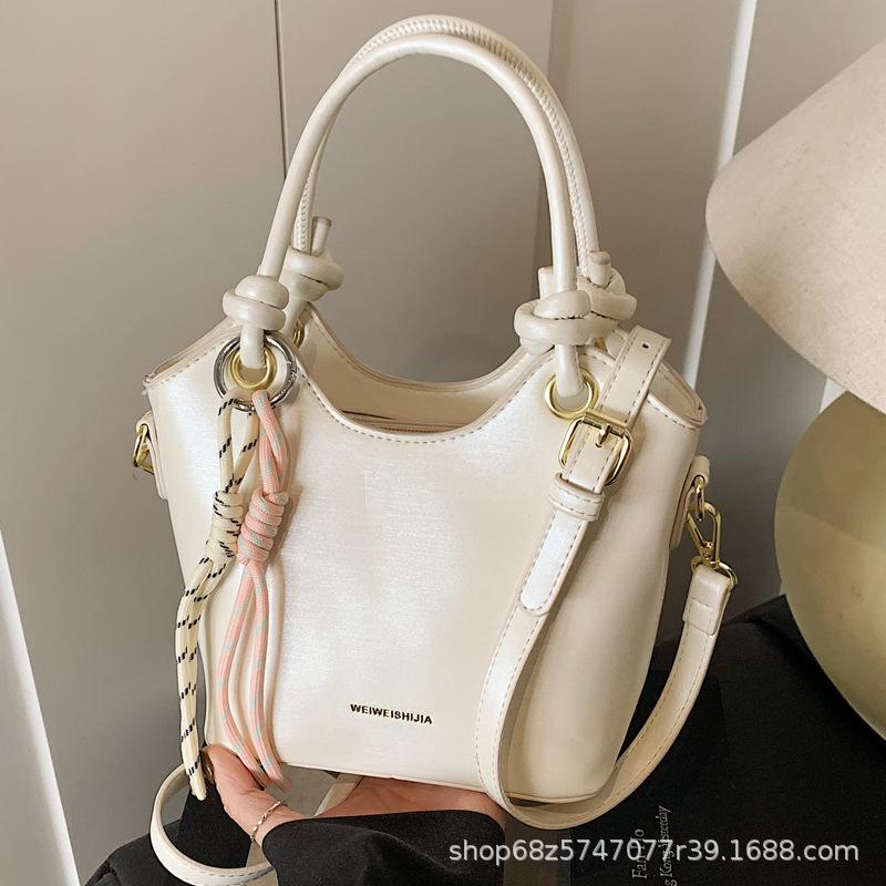 Premium sense hand bag women's 2025 new popular fashion casual shoulder bag super fire commuter bucket bag