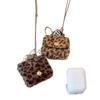Ciondolo e Collana in Pelle con Stampa Leopardo: Moneta, Auricolare, Custodia per Occhiali e Catena per Maglione – Ornamento di Lusso.