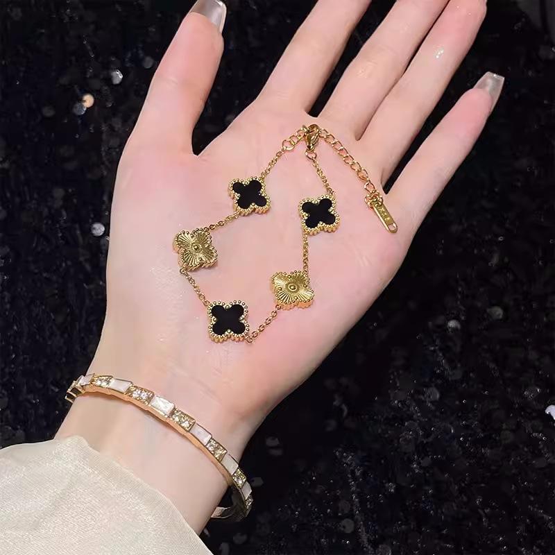Four-leaf Clover Bracelet - Elegant and Luxurious, Niche and Exquisite, Snake-shaped, Glittering Diamond Flowers Bracelet for Women