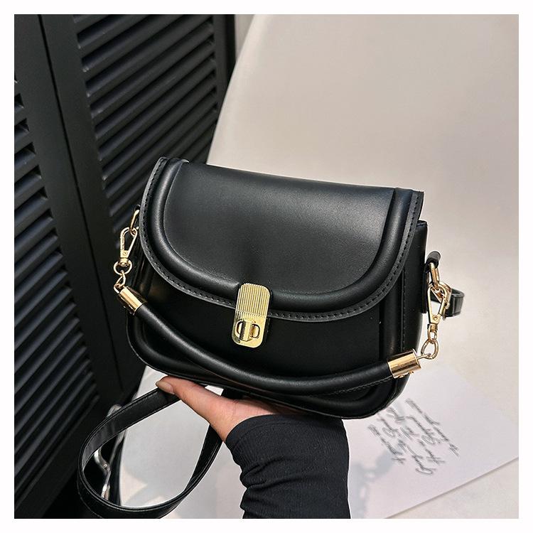 

Сумка женская летняя 2024 года, новая модная сумка через плечо, сумка через плечо в иностранном стиле с замком и текстурой, женская сумка-седло чёрный