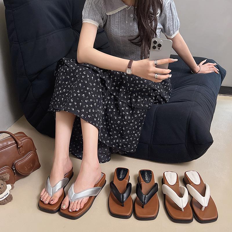 Flat-bottomed slippers 2025 summer new fashionable versatile square slippers women wear thick-soled heightened herringbone cool slippers