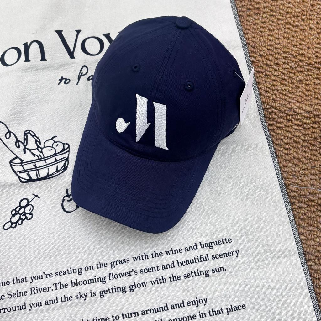 Spring And Summer Baseball Caps For Men And Women Are Casual And Versatile, Showing Their Faces. Small Retro And Versatile Simple Peaked Caps