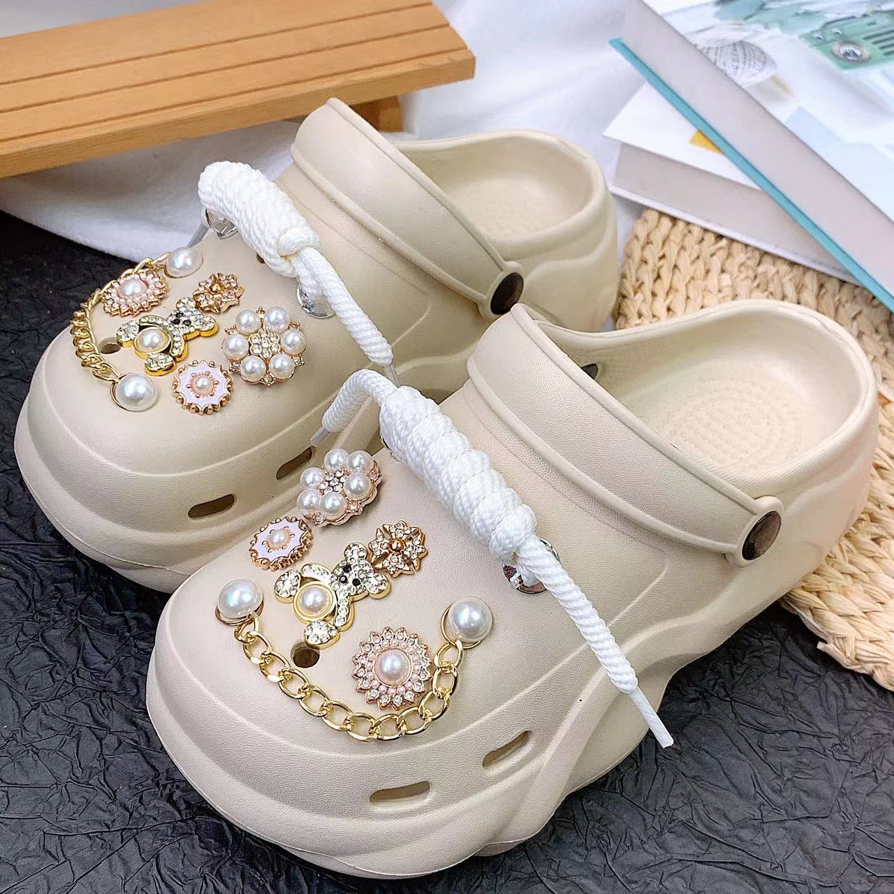 

Cloud heel hole shoes golden bear flower buckle set platform summer sandals 39-40