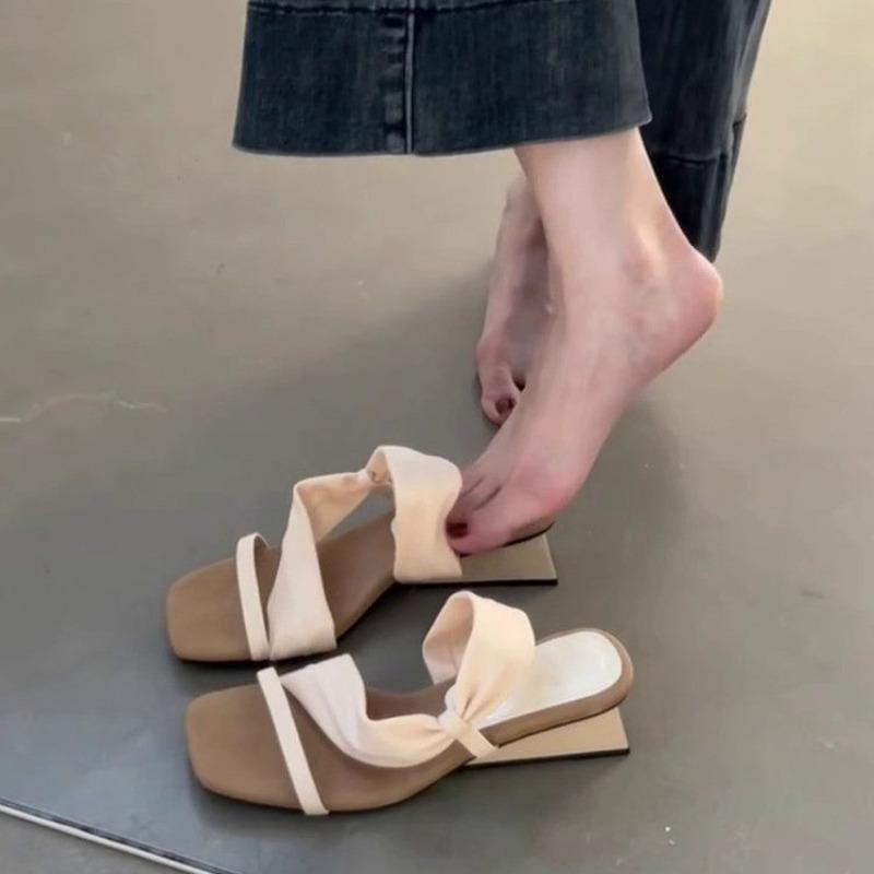 

Модные женские сандалии на французской танкетке, темпераментные, с квадратным носком, лето 2025, новые, с одним ремешком, два способа носки, шлепанцы с открытым носком на высоком каблуке 35