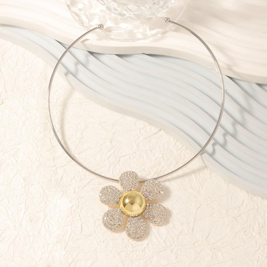 High-end exquisite design, simple and fashionable diamond-encrusted alloy large flower necklace, daily versatile women's collar